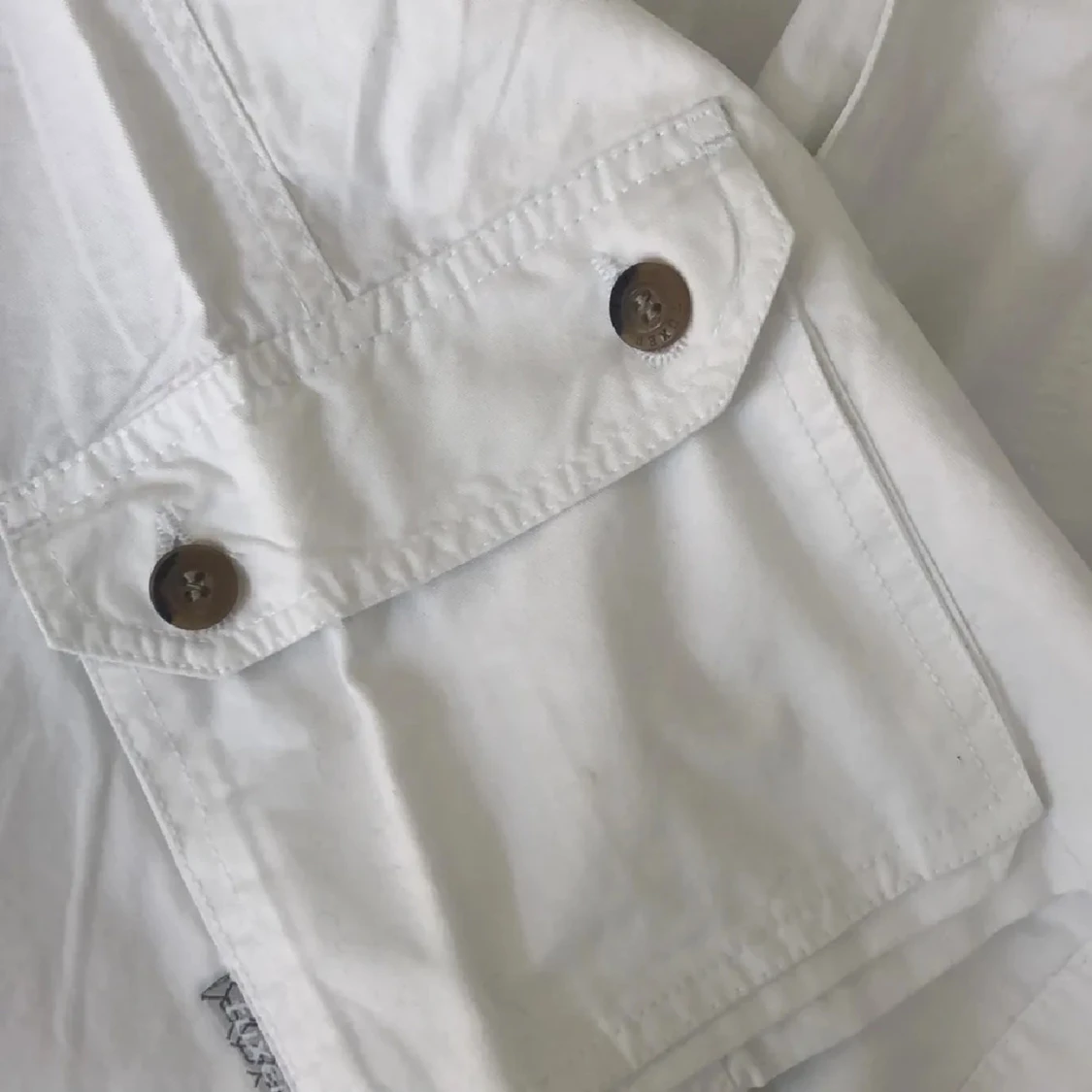 Vita cargo shorts med knappar - 2