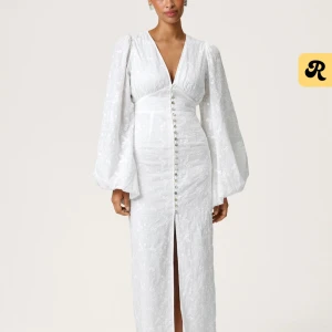 Vit långklänning Adoore  - Super fin lång klänning från Adoore, endast använd en gång men saknar 2 knappar 