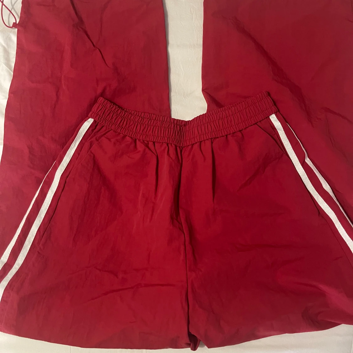 Röda träningsbyxor med vita ränder - 1