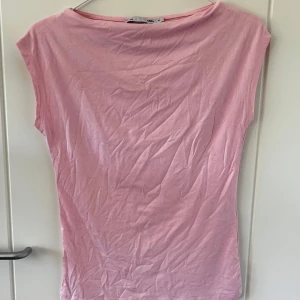 Ljusrosa topp, lager 157, storlek XS - Enkel och stilren ljusrosa topp från lager 157 🩷Modellen är ärmlös med rund halsringning 🩷 formar sig efter kroppen🩷säljs på grund av att den inte används🩷