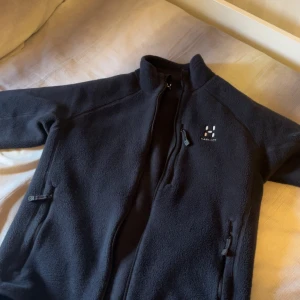 Haglöfs kofta - Säljer nu min haglöfs kofta eftersom den inte passar mig länge storlek S den är i ny skick perfekt för våren. Pris kan diskuteras vid snabb affär  Ny pris på den är 1500kr