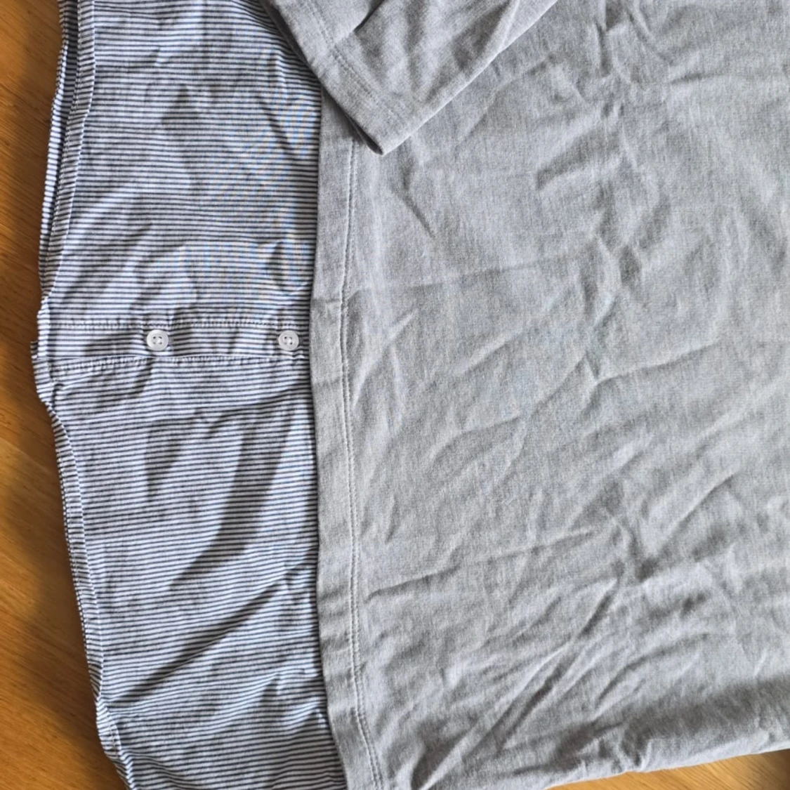 Grå långärmad tröja med ränder och text från Colin's😍 - 2