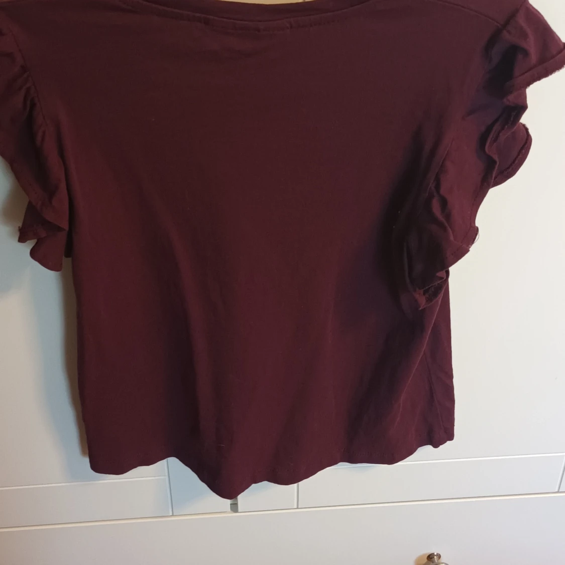 Vinröd topp med volangärmar - 1