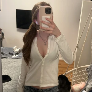 Vit kofta från Saint Tropez - Säljer en klassisk vit kofta från Saint Tropez i storlek XS. Koftan har långa ärmar och knäppning framtill. Köpt för 300kr. 