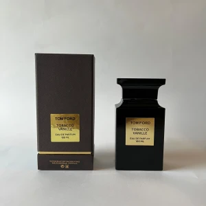 Tom Ford Tobacco Vanille Eau de Parfum 100 ml - Helt ny, endast testad med 1–2 spray. Originalförpackning och kartong medföljer. Batchnummer finns på bild😊  Lyxig, varm och kryddig doft med toner av tobak, vanilj, kakao och torkad frukt. Perfekt för höst, vinter eller kvällar när du vill sticka ut.  Pris: 1000kr eller bud, kan tänka mig gå ner lite i pris vid snabb affär!🤝🏽Finns att hämta i Uddevalla eller fraktas via plick appen här🙂