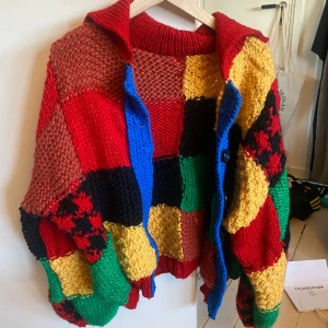 Harry styles kofta/ Harry styles cardigan - Harry styles kofta som aldrig är använd. Fint skick och väldigt mysig! Passar storlekarna s,m och l. Hör av om du har några frågor!🩷🎀