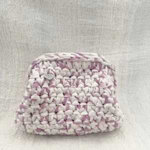 Handvirkad clutch i vitt och rosa - Superfin vit/rosa clutch som är handvirkad i 100% återvunnet T-shirt garn. Från mitt UF företag (Crotique UF). Perfekt till vardags och fest!💕