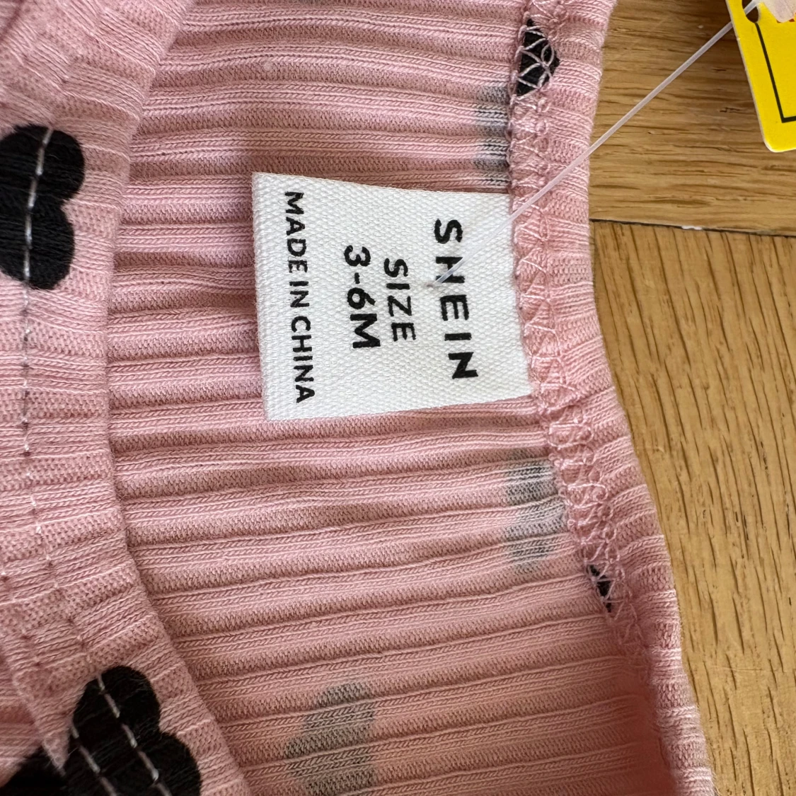 Rosa ribbad body med svarta hjärtan  - 1