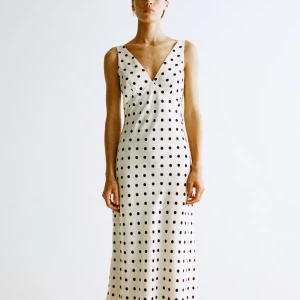 SÖKER vit långklänning med svarta prickar och v-ringning prickig klänning - SÖKER denna klänning från h&m, jag säljer den alltså inte. Helst stl S eller M. Hör gärna av er 😊