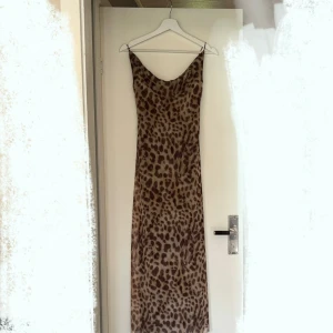 Leopardmönstrad långklänning från Zara - Säljer en snygg långklänning från Zara med leopardmönster. Klänningen har smala axelband och en lätt utställd passform. Klänning är helt oanvänd💗pris kan diskuteras!