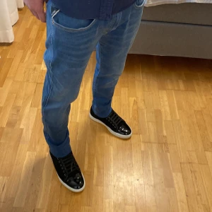 Replay anbass jeans - Tjena säljer dessa feta blåa replay anbass jeans med snygg wash i storlek 34/30 i modellen slim fit. Skicket är 9/10, de har inga skador eller defekter. Jag på bilden är 176 och väger 62kg. De sitter som 31/30 och de passar bra i längden men är lite stora vid midjan. Tveka inte att höra av dig om du har några frågor!