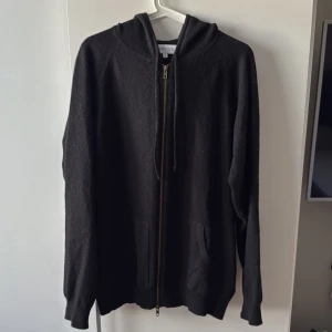 Davida cashmere zip up - Säljer en fet svart Davida cashmere zip som är storlek M men passar som S också, nyskick använd ett fåtal gånger, nypris-2700 mitt pris 1300 pris kan diskuteras vid snabba affärer 