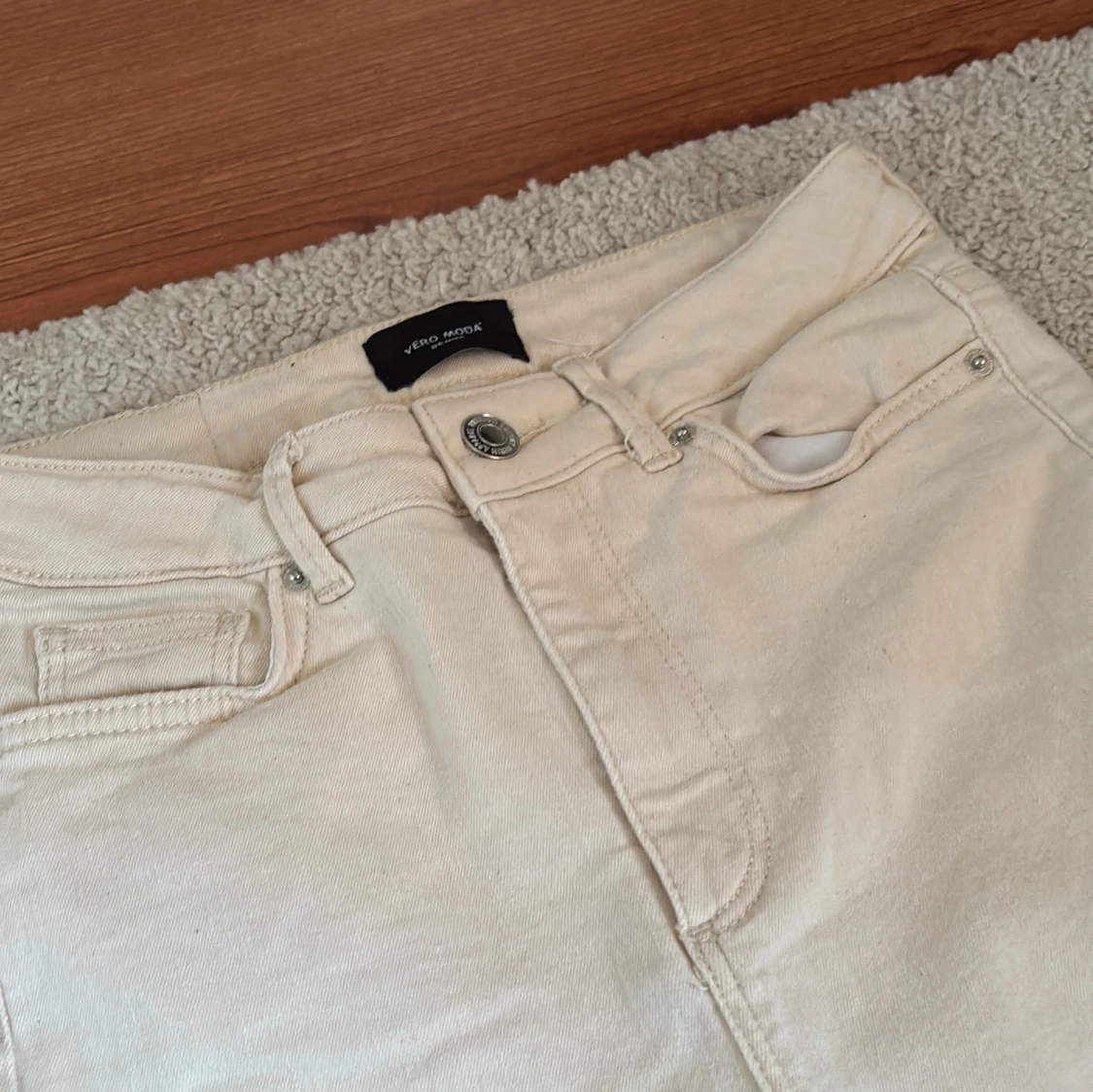 Beige raka jeans med råa kanter från Vero Moda  - 2