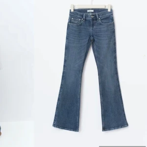 Blå bootcut jeans - Snygga blå bootcut jeans från Gina, helt oanvända med prislapp kvar! Stl 38 men är som en 36