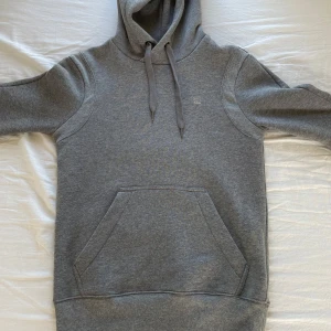 Grå hoodie från G-Star RAW - Säljer en klassisk grå hoodie från G-Star RAW i storlek XS. Perfekt för en avslappnad stil och enkel att matcha med det mesta. Ni kan gärna fråga för mer bilder för att se hur den sitter 😃