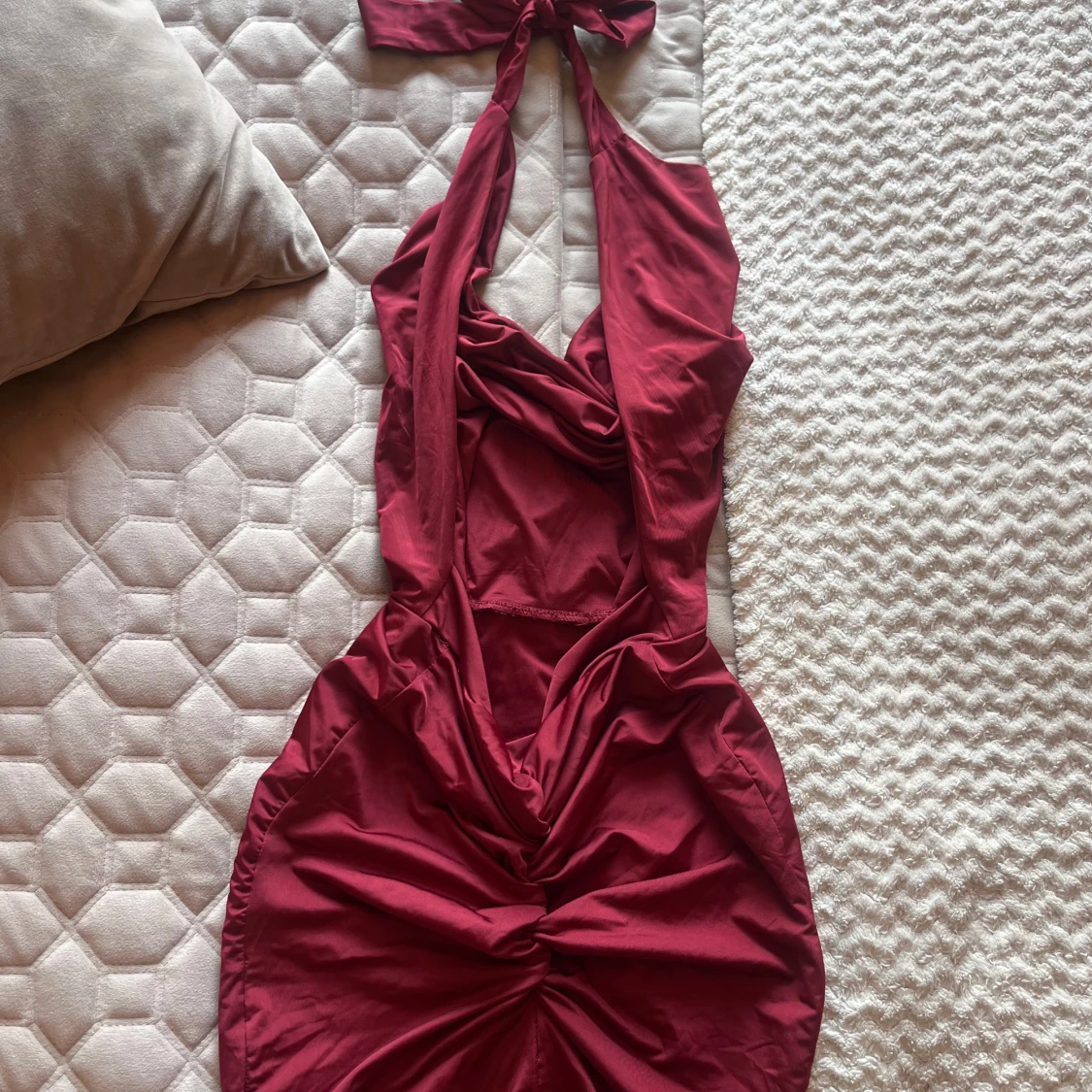 Vinröd halterneck klänning med drapering - 2