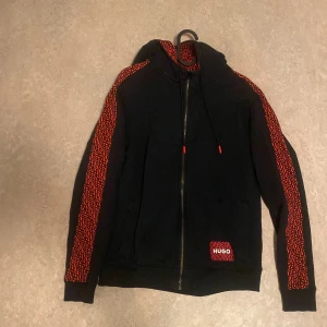 Hugo boss kofta  - Hej säljer min hugo boss zip kofta väldigt bra skick knappast använd. Priset kan diskuteras bara att höra av.