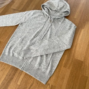 Kashmir/Merinoull Zip Hoodie - En riktigt stilren Kashmir/Merinoull Zip Hoodie i storlek L!🌟 Perfekt tröja inför sommaren! Bara testad, aldrig använd! Hör av dig vid intresse eller minsta fundering😊