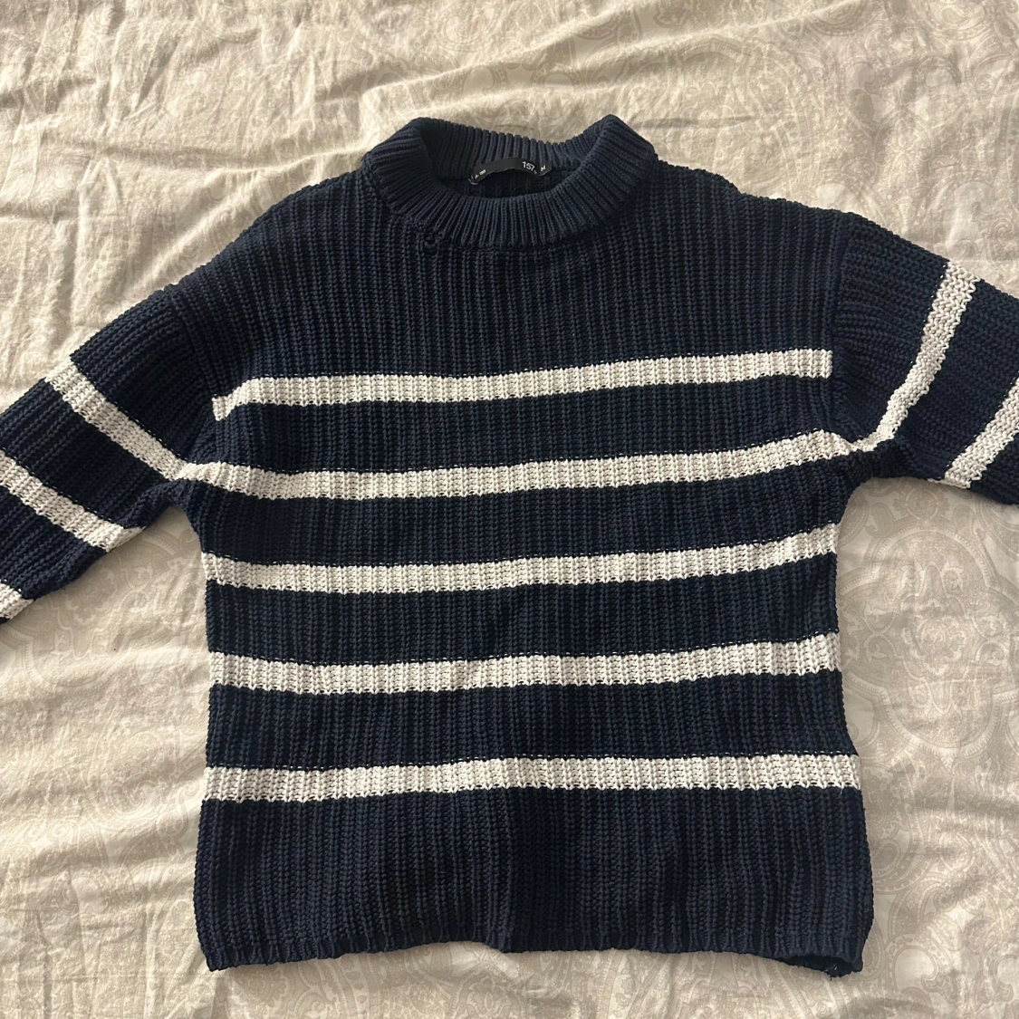Mörkblå stickad tröja med vita ränder