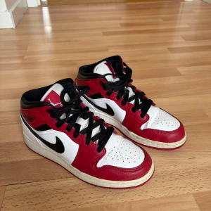 Nike Air Jordan 1 Mid Chicago - Säljer ett par Nike Air Jordan 1 Mid då dem inte längre kommer till användning. Jag annonserar från Halmstad men kan även lämna dem nära Gislaved🤓💕