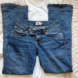 Blåa bootcut jeans  - Blåa bootcut jeans från lager 157 i modellen ”Paris stitch” storlekar XS i short length. Knappt använda men lite smutsiga längst ner(går att tvätta bort)  då de är för långa+för stora för mig o därför ja säljer de. Innerbenslängd:74   Rakt över midjan: 36 (stretchiga) , skriv vid frågor , pris kan diskuteras såklart!!💘