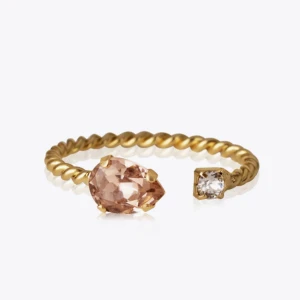 Guldfärgad ring med rosa och klar sten - justerbar ring från caroline svedbom, fint skick med vintage rose sten. Använt fåtal gånger, pris kan diskuteras. nypris 395kr💕