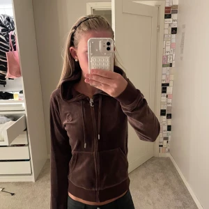 Juciy couture kofta - En skön brun kofta som är i bra skick💕Vid ett snabbt köp så kan priset diskuteras 