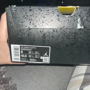 Nike Air Jordan 4 Retro 'Thunder' sneakers - Säljer ett par Nike Air Jordan 4 Retro 'Thunder' sneakers i svart och gul. Skorna har klassisk mesh och läderdetaljer, svart ovandel med gula inslag och Jumpman-logga på häl och plös. Perfekta för dig som gillar streetwear och vill sticka ut.