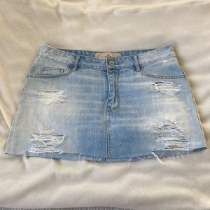 Hollister jeanskjol - Hollister jeanskjol, midjemått ca 40 cm rakt över, längd ca 29,5 cm🥰