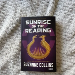 Sunrise on the Reaping - 'Sunrise on the Reaping' av Suzanne Collins, utgiven av Bonnier Carlsen. Boken är på svenska och tillhör Hungerspelen-serien, men till skillnad ifrån original trilogin så handlar denna om Haymitch Abernathy!! 🌷 Säljer då jag förbeställde och slutade upp med två exemplar haha. REDUCERAT PRIS DÅ DEN KOSTAR CA 249 I BUTIK. NYSKICK.