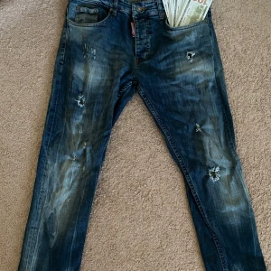 Dsquared2 jeans - har inte den på mig längre den sitter bara hemma.