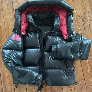 Jacka från JACK1T -  Säljer denna skitsnygga jackan från Jack1t som är använd fåtal gånger, köpt för 3200 och säljer för 1200! Pris kan diskuteras:)