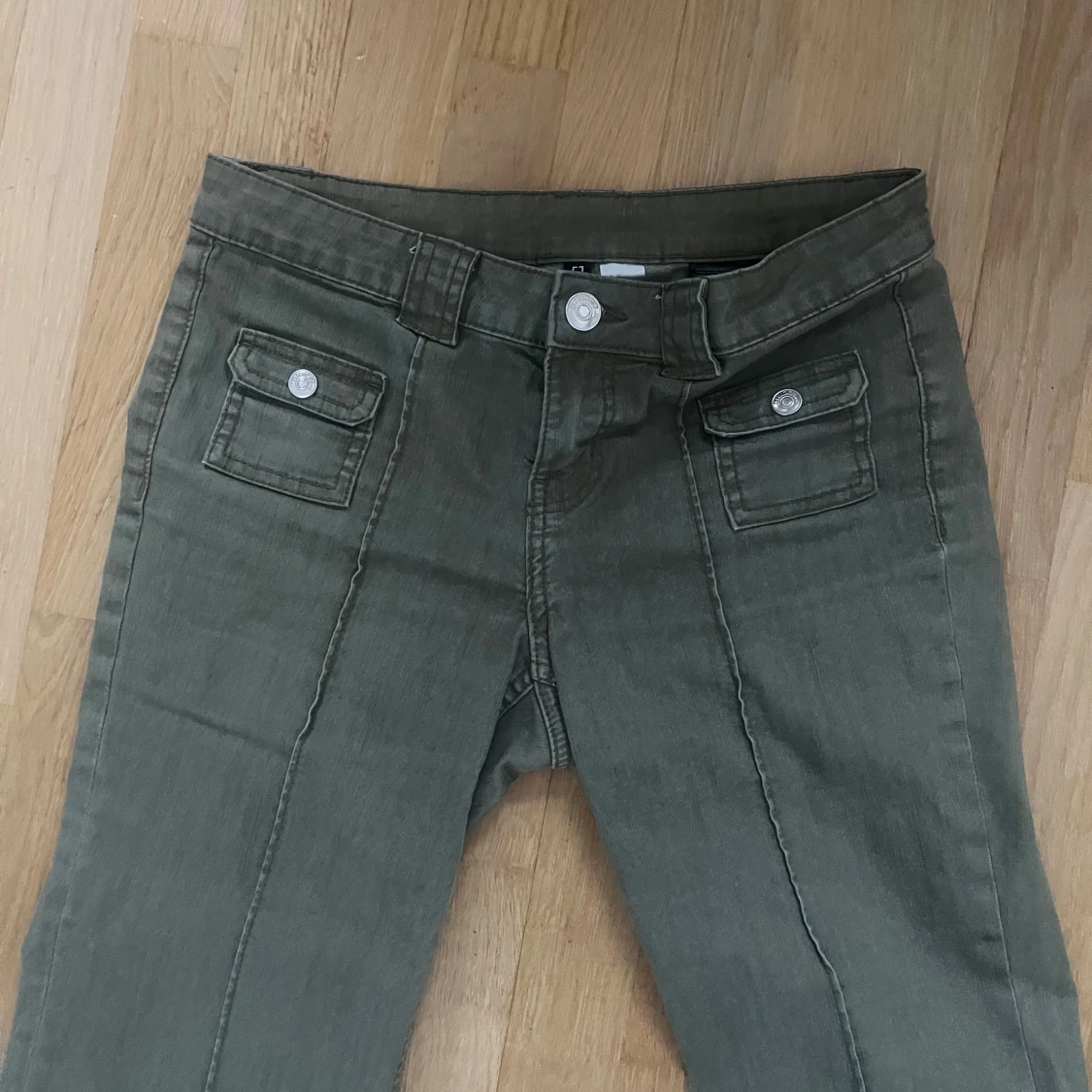 Olivgröna byxor från H&M Divided - 2