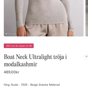 Intimissimi tröja - Super snygg lågärmad topp från intimissimi.💕Köpte den för 489kr. Bara har varigt använd några fåtal gånger. Har tyvärr ett jätte litet hål längst ute på ena armen.💕På den första bilden ser man inte att den är beige men det står det på färgbeslrivningen.🤷‍♀️