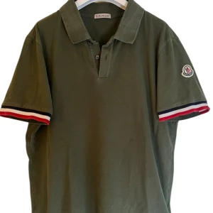 Moncler  - Moncler Pike. Storlek M. Nyare säsongen. Skick 8/10. Pris 890kr. 