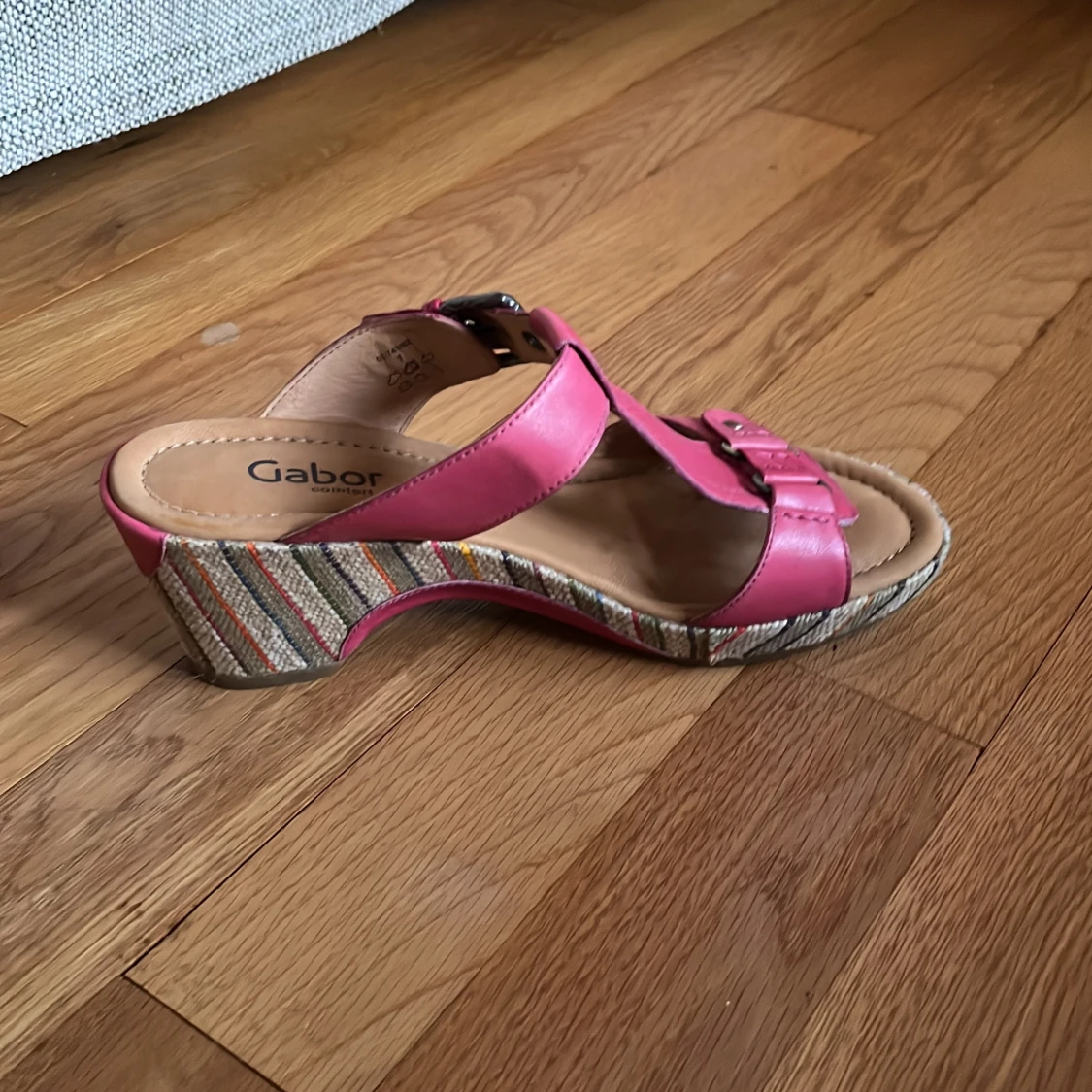 Rosa sandaler med klack från Gabor - 2