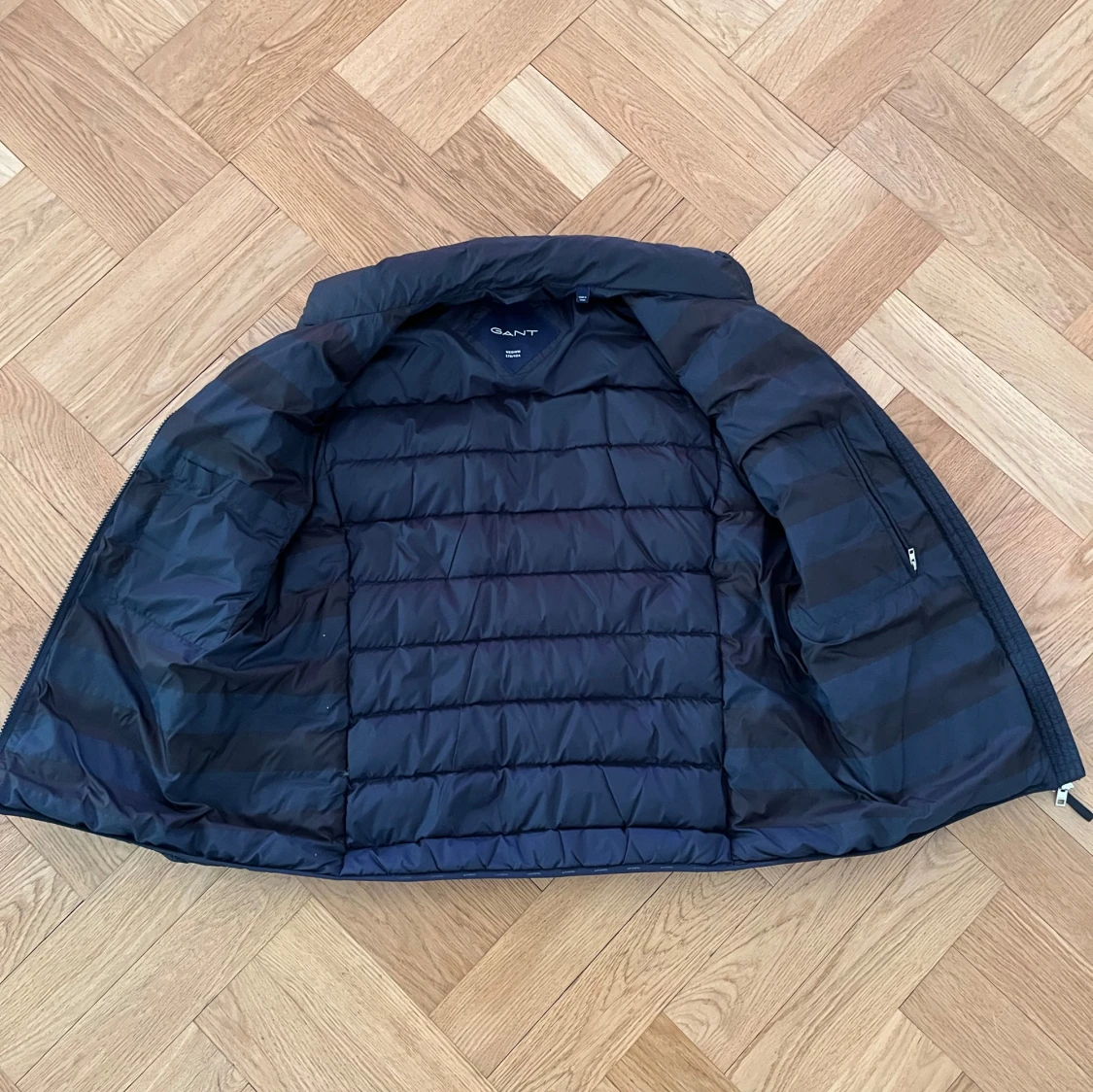 Marinblå dunväst från GANT strl M - 2