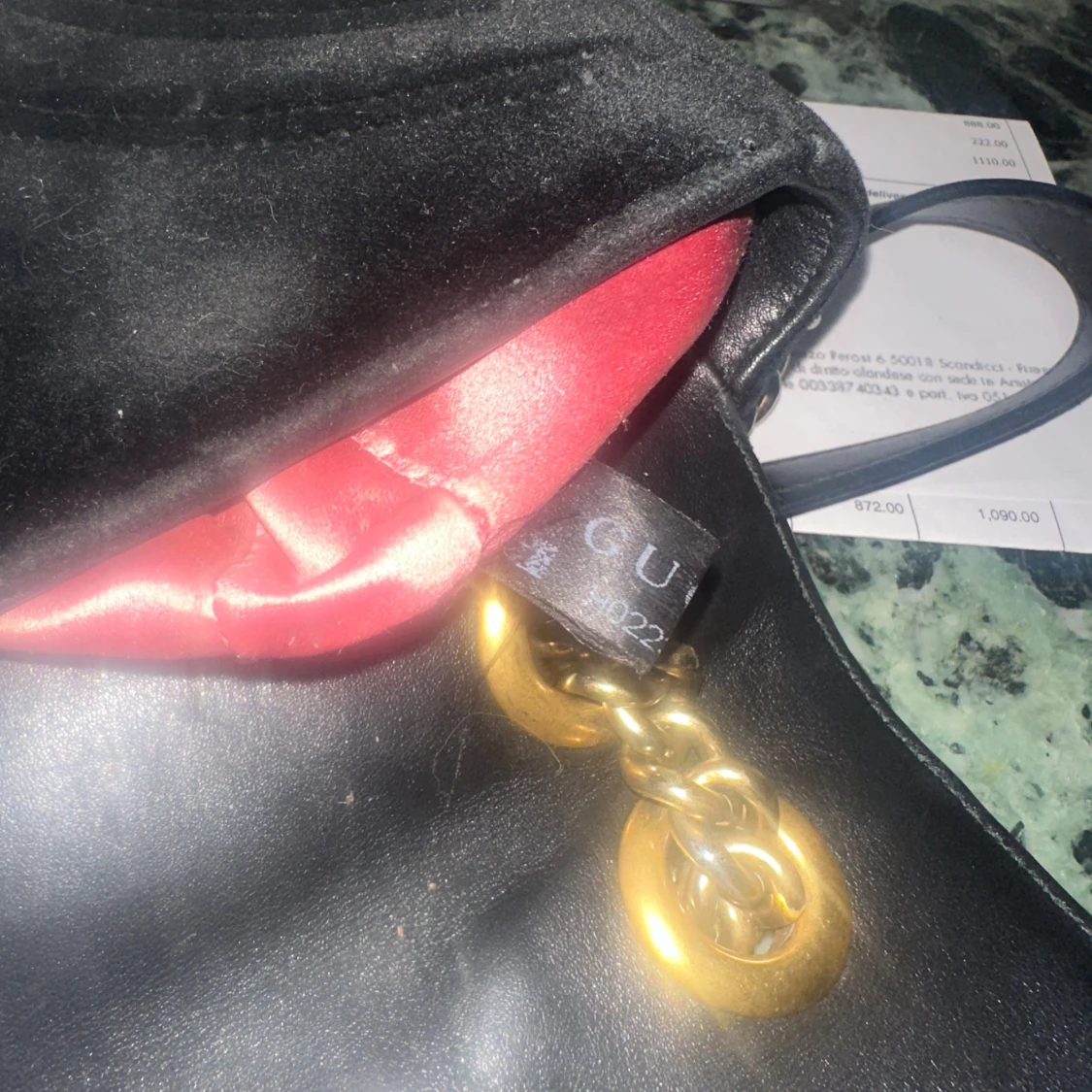 Svart axelväska från Gucci med gulddetaljer - 2