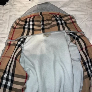 Burberry hoodie - Fet hoodie till alla årstider, saknas snöre till luvan annars inga defekter. Billigare vid snabb affär