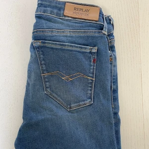 Replay Anbass - Replay Anbass i utmärkt skick! Snygg tvätt och unik design. W27 innerbensmåttet är 70 cm. Hör av dig vid frågor eller funderingar. Priset är ej hugget i sten.