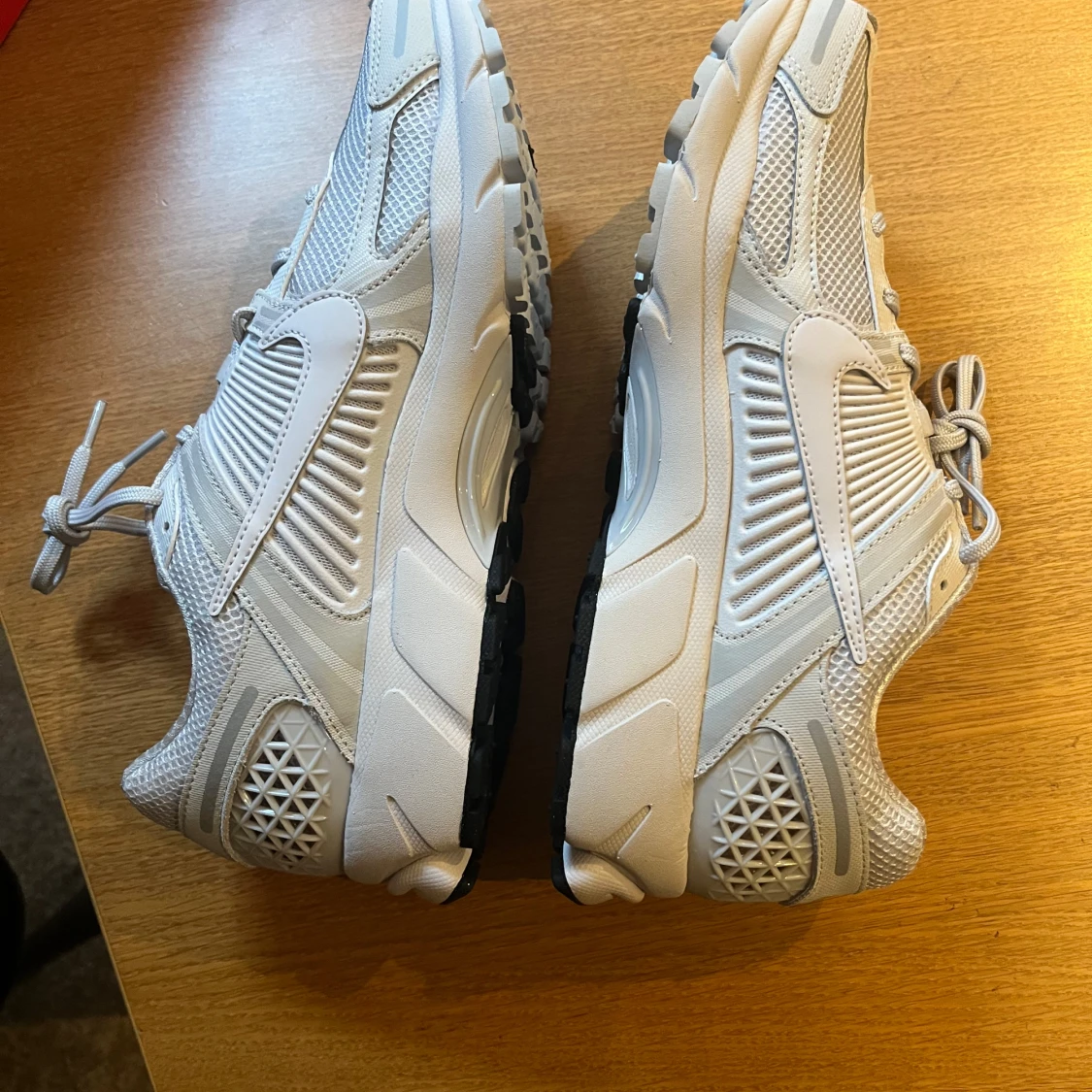 Nike Vomero 5 sneakers i ljusgrått - 1