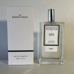 The essence vault 933 - The essence vault 933 100ml, denna är inspirerad av Delina. Helt oanvänd. Säljer fler parfymer, kolla min profil.
