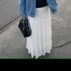 Vit långkjol från Brandy Melville - Säljer en vit långkjol från Brandy Melville med volangdetaljer. Nypris var 400 🥰 (observera att den behöver strykas/bara hängas på en galje en stund då den har legat ihopvikt i ett halvår) 🩷