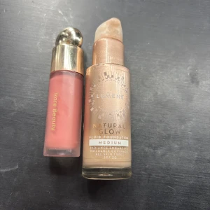 Lumene foundation och Rare beauty blush  - Säljer min Natural glow foundation från Lumene och min liquid blush från Rare beauty. Foundation är använd 1-3 gånger så där är väldigt mycket kvar. Den är i färgen Medium.Blushen är i färgen Hope och är använd 3 gånger. Säljer båda för 120kr+frakt 