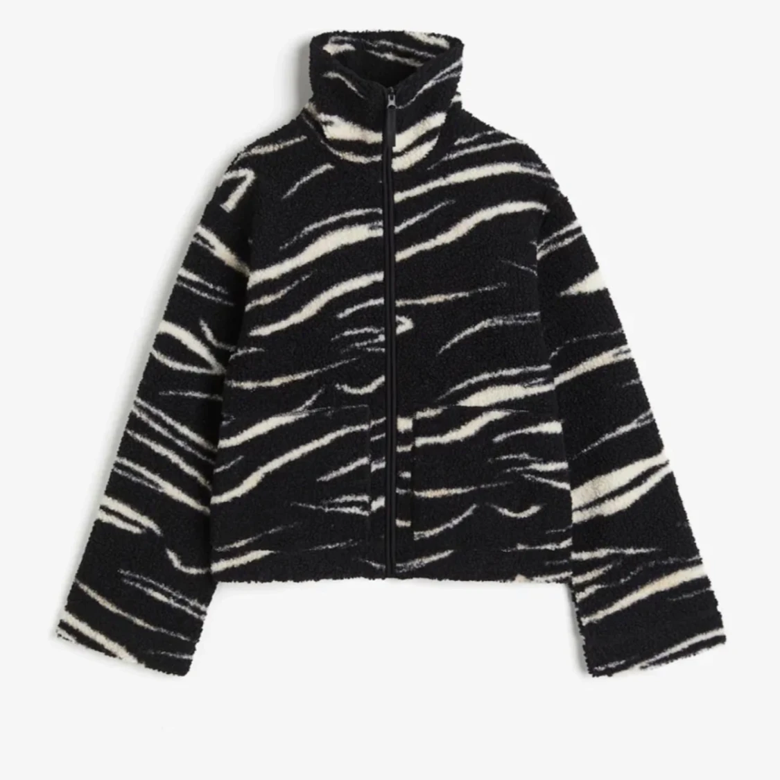 Svart och vit teddyjacka med zebramönster