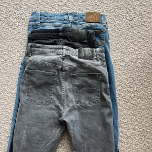 Tre par Nudie jeans - Alla tre ingår i köpet! Skicket är 8,5/10 på alla tre! Strlk: De grå: 30/30 De blå: 29/32 De svarta: 28/32 