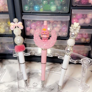 Dekorativa fancy pennor  med pärlor och figurer - Säljer unika fancy pennor dekorerade med pärlor, glitter, pom poms och söta figurer som djur, hjärtan och Barbie. Pennorna finns i flera färger som rosa, blå, svart, guld och pastell. Perfekta för att göra anteckningar roligare eller som present. Prisar från 95kr till 150kr for mer unika fancy pennor följa mig på TikTok  Sofia Beads, Instagram Sofia.shop786. Tack 
