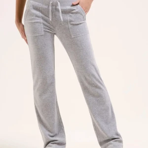 Gråa Juicy Couture Mjukisbyxor - Säljer dessa jättefina juicy couture mjukisbyxor i storlek XS! Säljer de eftersom att de inte kommer till användning längre. Köpta för 1200kr men säljer för 400. Kontakta gärna mig för mer information💕. Priset KAN diskuteras