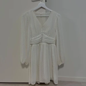 Vit klänning  - Superfin vit kortklänning perfekt till sommaren eller studenten💕