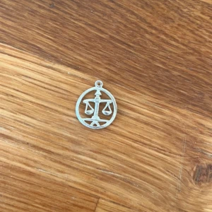 Äkta silver halsbandshänge med våg-symbol - Säljer ett äkta silver halsbandshänge i form av en våg-symbol, perfekt för dig som gillar astrologi eller söker ett unikt smycke. Rund form med detaljerad design. Passar till kedja eller armband.